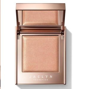Jaclyn Hill highlighter in shade Mesmerized